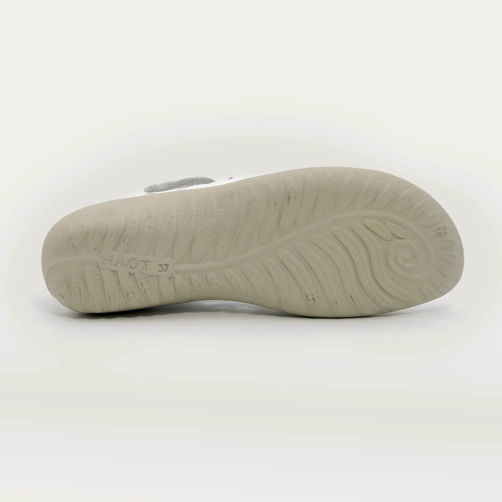 נעל אגאתיס ש.לבן מט שבור - נאות ישראל