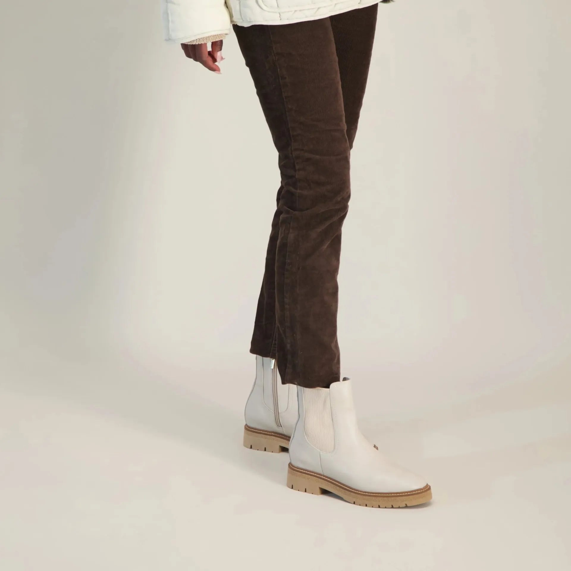 נעל מיין עור אופ-וויט רך - נאות ישראל